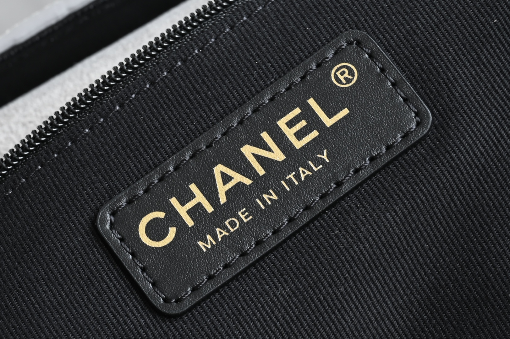 白金版▪️正品级 包装如图全新到货🆕𝗖𝗵𝗮𝗻𝗲𝟭 𝟮𝟱𝗔购物袋𝗁𝗈𝖻𝗈 灰拼黑 大号专柜售价𝟧𝟫𝟧𝟢𝟢𝗋