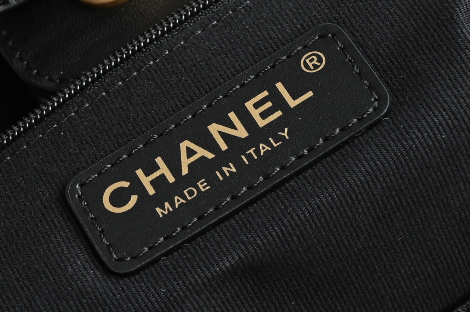 白金版▪️正品级 包装如图全新到货🆕𝗖𝗵𝗮𝗻𝗲𝟭 𝟮𝟱𝗔购物袋𝗁𝗈𝖻𝗈 黑色 大号专柜售价𝟧𝟫𝟧𝟢𝟢𝗋𝗆