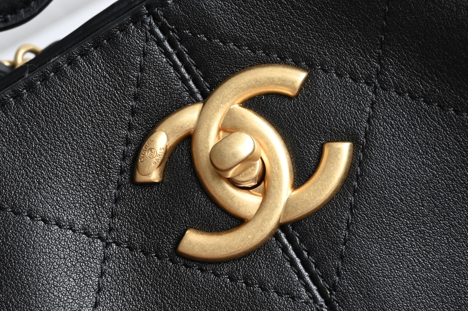 白金版▪️正品级 包装如图全新到货🆕𝗖𝗵𝗮𝗻𝗲𝟭 𝟮𝟱𝗔购物袋𝗁𝗈𝖻𝗈 黑色 大号专柜售价𝟧𝟫𝟧𝟢𝟢𝗋𝗆