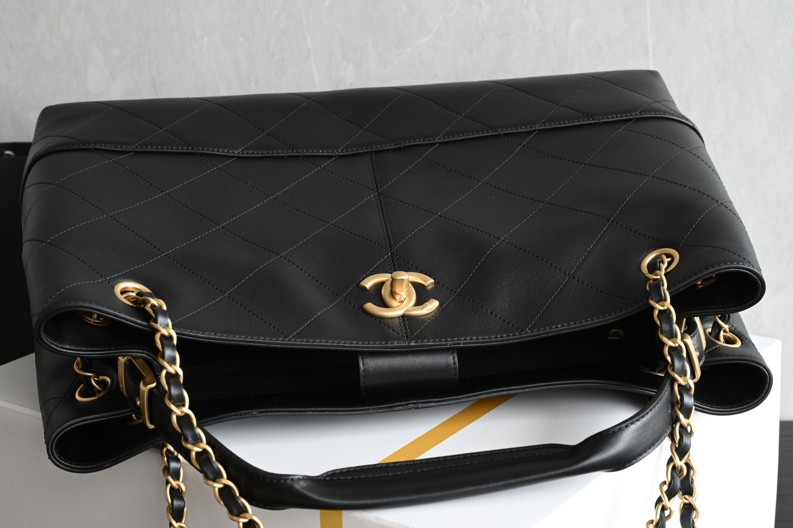 白金版▪️正品级 包装如图全新到货🆕𝗖𝗵𝗮𝗻𝗲𝟭 𝟮𝟱𝗔购物袋𝗁𝗈𝖻𝗈 黑色 大号专柜售价𝟧𝟫𝟧𝟢𝟢𝗋𝗆