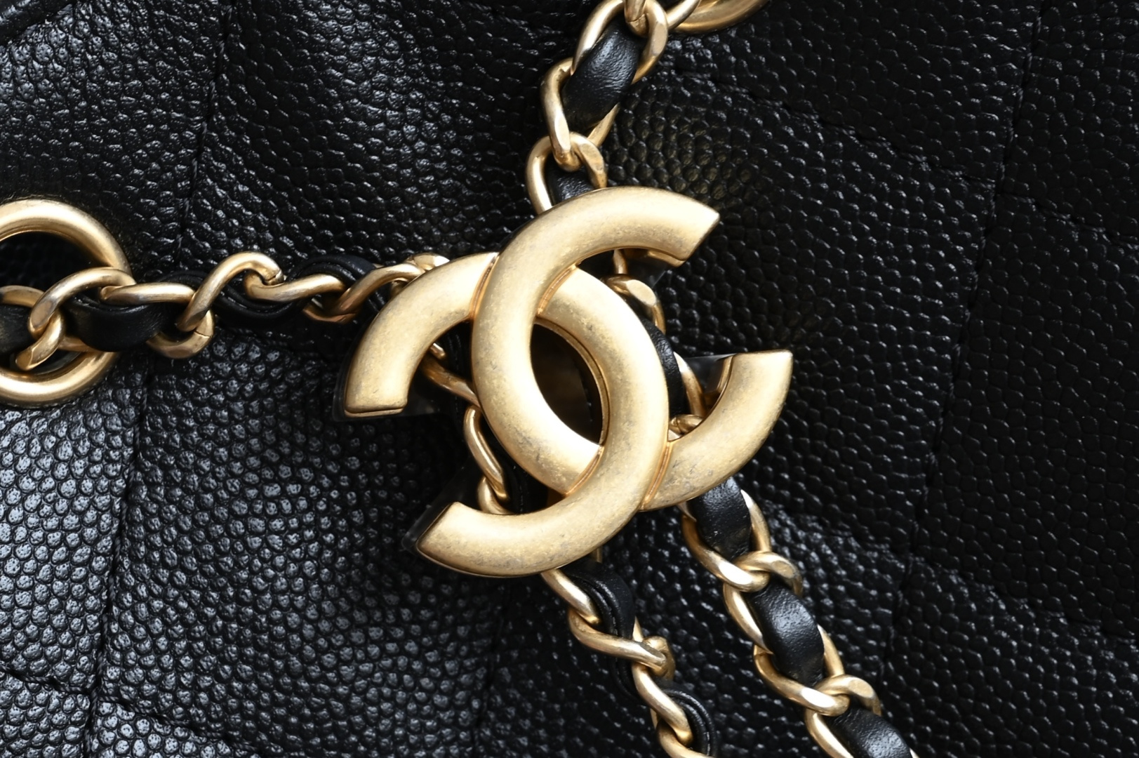 白金版▪️正品级 包装如图全新到货❕𝗖𝗵𝗮𝗻𝗲𝟭 𝟮𝟱𝗕秋冬𝟤𝟧中号双肩背包黑色♥专柜售价𝟧𝟢𝟫𝟢𝟢𝗋𝗆