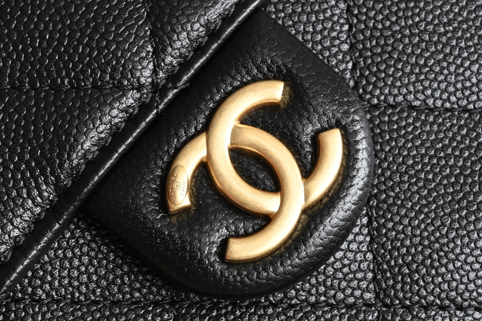 白金版▪️正品级 包装如图全新到货❕𝗖𝗵𝗮𝗻𝗲𝟭 𝟮𝟱𝗕秋冬𝟤𝟧中号双肩背包黑色♥专柜售价𝟧𝟢𝟫𝟢𝟢𝗋𝗆