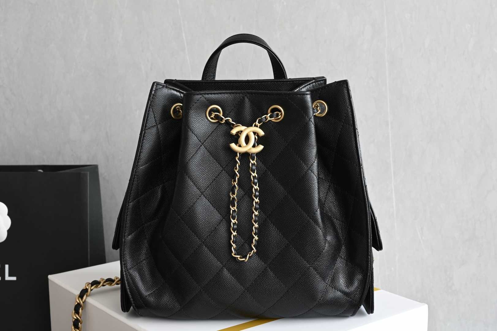 白金版▪️正品级 包装如图全新到货❕𝗖𝗵𝗮𝗻𝗲𝟭 𝟮𝟱𝗕秋冬𝟤𝟧中号双肩背包黑色♥专柜售价𝟧𝟢𝟫𝟢𝟢𝗋𝗆