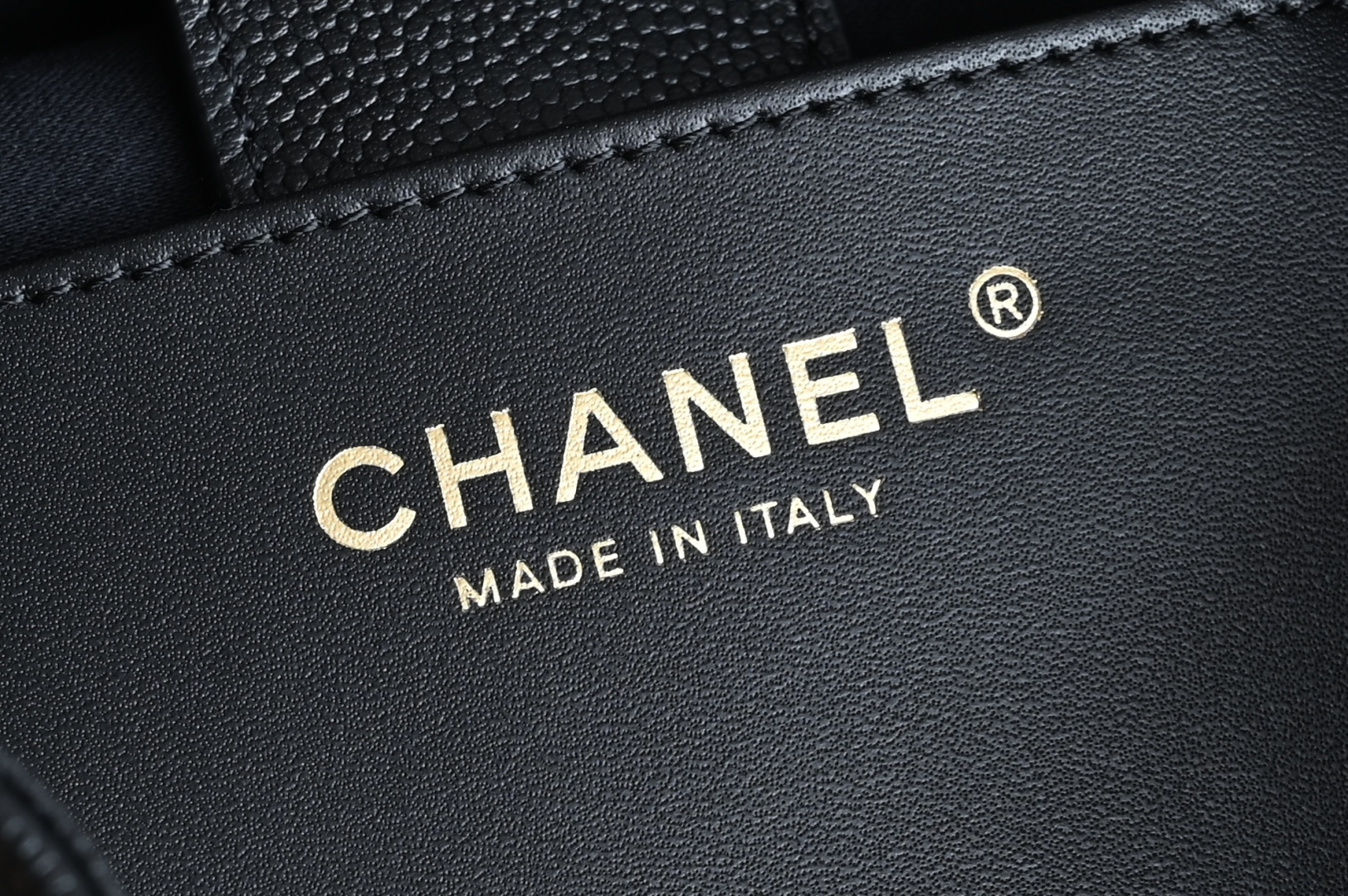 白金版▪️正品级 包装如图全新到货❕𝗖𝗵𝗮𝗻𝗲𝟭 𝟮𝟱𝗕秋冬𝟤𝟧中号双肩背包黑色♥专柜售价𝟧𝟢𝟫𝟢𝟢𝗋𝗆