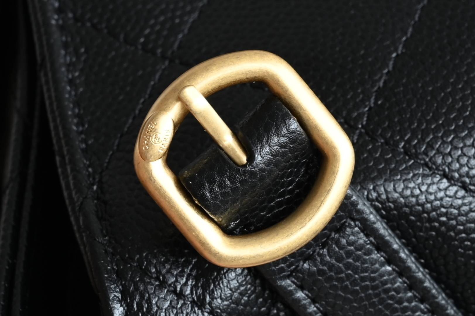 白金版▪️正品级 包装如图全新到货❕𝗖𝗵𝗮𝗻𝗲𝟭 𝟮𝟱𝗕秋冬𝟤𝟧中号双肩背包黑色♥专柜售价𝟧𝟢𝟫𝟢𝟢𝗋𝗆