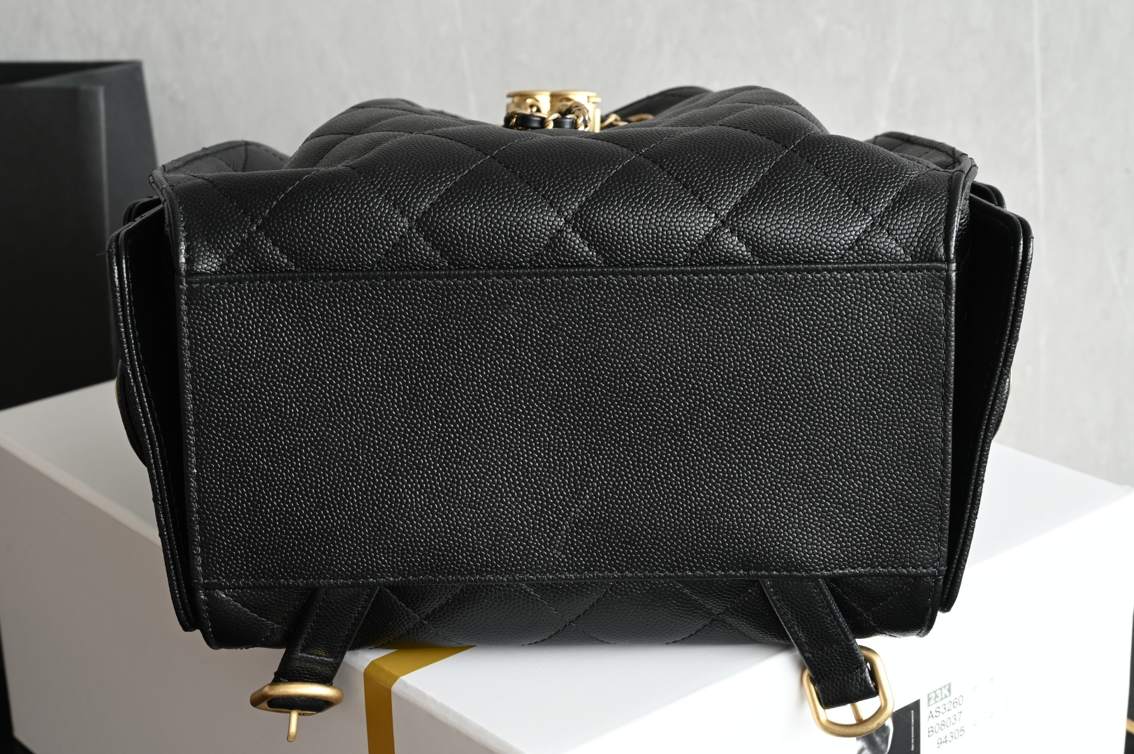 白金版▪️正品级 包装如图全新到货❕𝗖𝗵𝗮𝗻𝗲𝟭 𝟮𝟱𝗕秋冬𝟤𝟧中号双肩背包黑色♥专柜售价𝟧𝟢𝟫𝟢𝟢𝗋𝗆