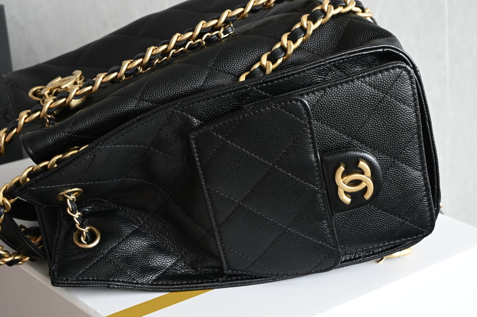 白金版▪️正品级 包装如图全新到货❕𝗖𝗵𝗮𝗻𝗲𝟭 𝟮𝟱𝗕秋冬𝟤𝟧中号双肩背包黑色♥专柜售价𝟧𝟢𝟫𝟢𝟢𝗋𝗆