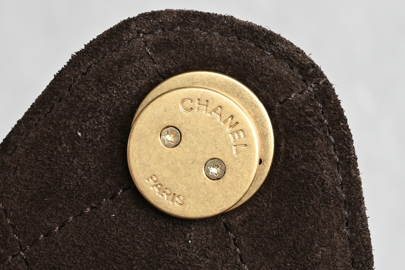 白金版▪️正品级 包装如图全新到货🆕𝗖𝗵𝗮𝗻𝗲𝟭 𝟮𝟱𝗕𝗮𝗴𝟐𝟓𝐤新色嬉皮𝗁𝗈𝖻𝗈小号 咖啡色专柜售价𝟦