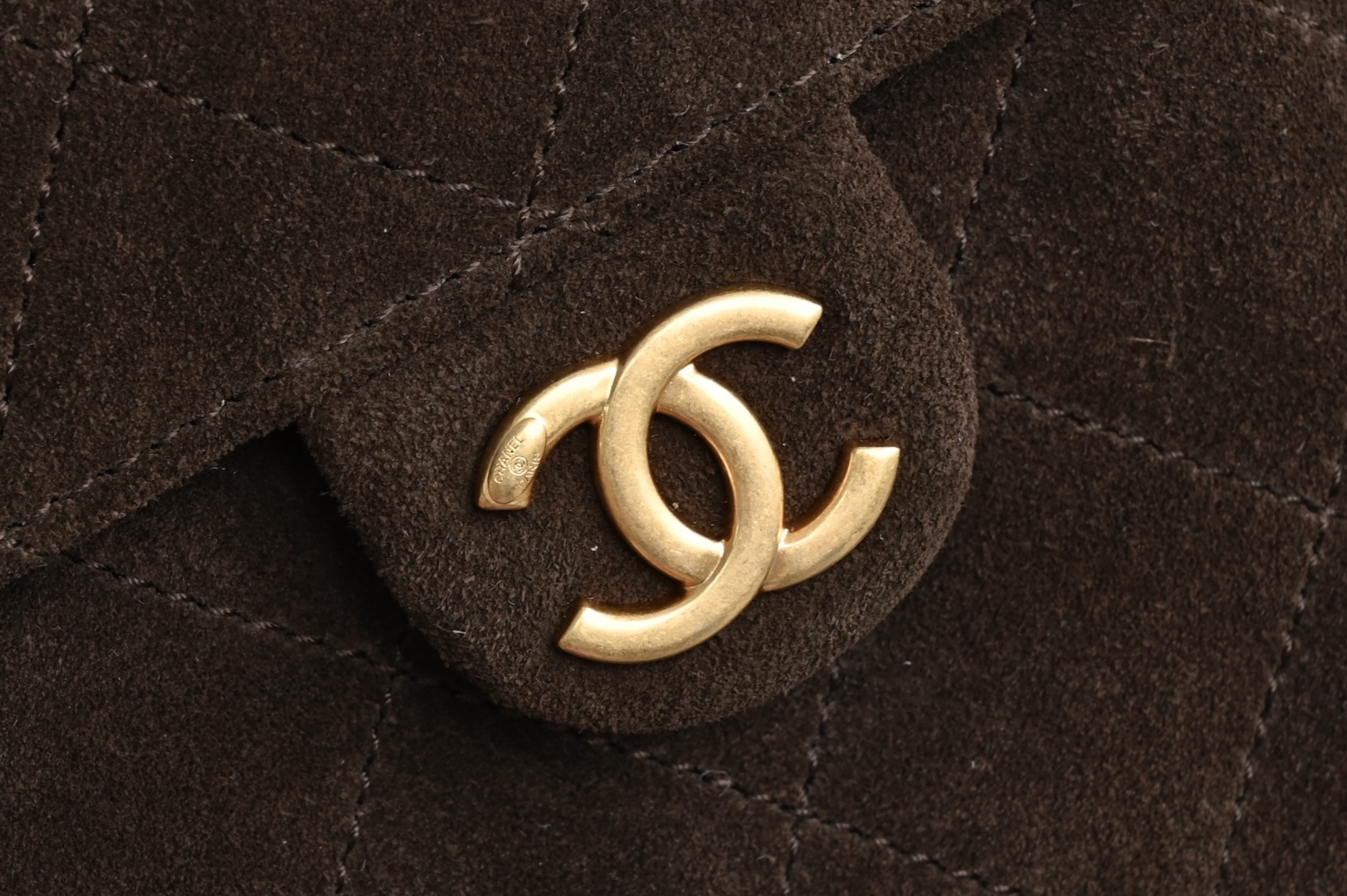 白金版▪️正品级 包装如图全新到货🆕𝗖𝗵𝗮𝗻𝗲𝟭 𝟮𝟱𝗕𝗮𝗴𝟐𝟓𝐤新色嬉皮𝗁𝗈𝖻𝗈小号 咖啡色专柜售价𝟦