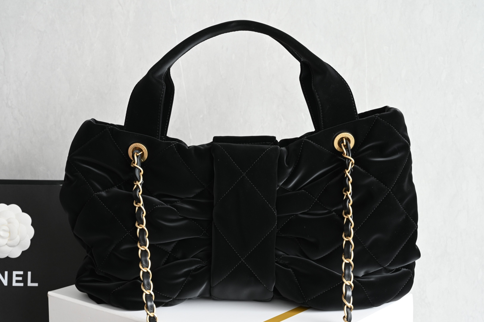 🌼白金版▪️正品级 包装如图全新到货🆕𝗖𝗛𝗔𝗡𝗘𝗟 𝟮𝟱𝙠丝绒蝴蝶结包🎀 黑色中号专柜售价𝟦𝟦𝟢𝟢𝟢𝗋𝗆