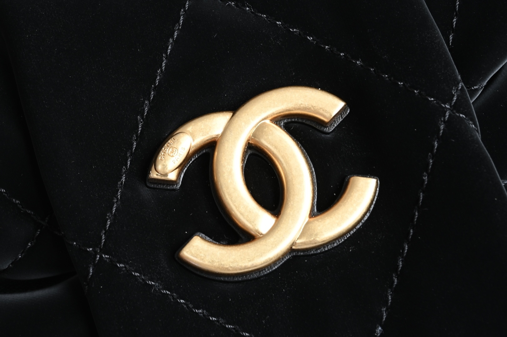 白金版▪️正品级 包装如图全新到货🆕𝗖𝗛𝗔𝗡𝗘𝗟 𝟮𝟱𝙠丝绒蝴蝶结包🎀 黑色小号专柜售价𝟥𝟫𝟩𝟢𝟢𝗋𝗆𝖻