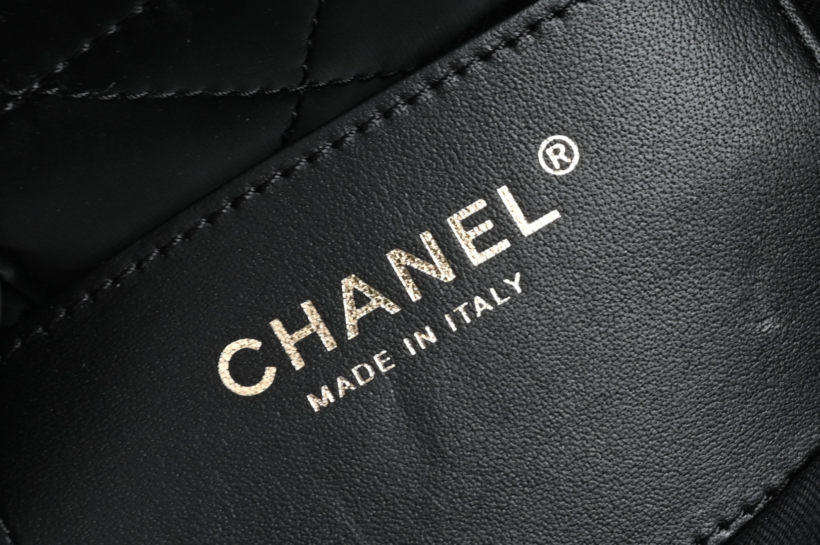 白金版▪️正品级 包装如图全新到货🆕𝗖𝗛𝗔𝗡𝗘𝗟 𝟮𝟱𝙠丝绒蝴蝶结包🎀 黑色小号专柜售价𝟥𝟫𝟩𝟢𝟢𝗋𝗆𝖻