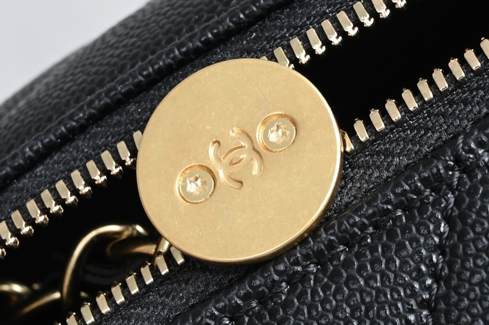 白金版▪️正品级 包装如图全新到货❕𝗖𝗵𝗮𝗻𝗲𝟭 𝟮𝟱𝙠保龄球系列 黑色小号专柜售价𝟦𝟫𝟪𝟢𝟢𝗋𝗆𝖻购入