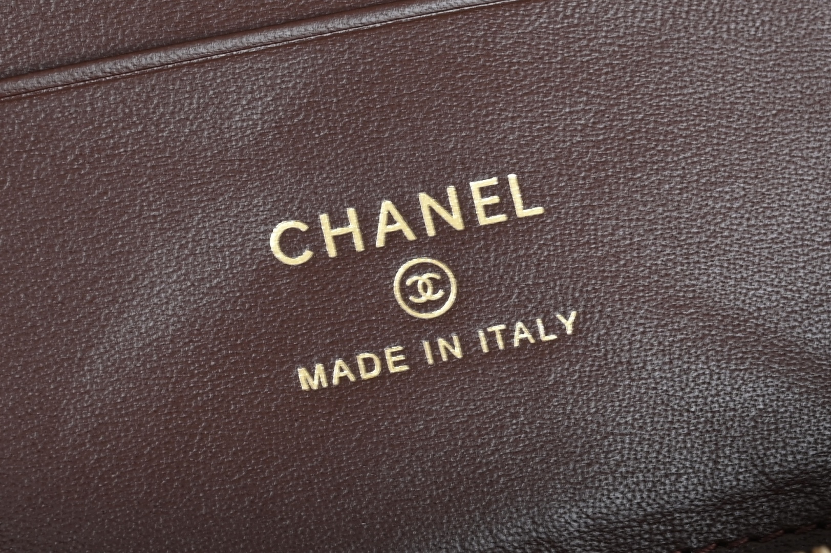 白金版▪️正品级 包装如图全新到货🆕𝗖𝗵𝗮𝗻𝗲𝟭 𝟮𝟱𝗸系列大菱格𝖫𝖯饭盒包♥ 巧克力色专柜售价𝟤𝟪𝟪𝟢