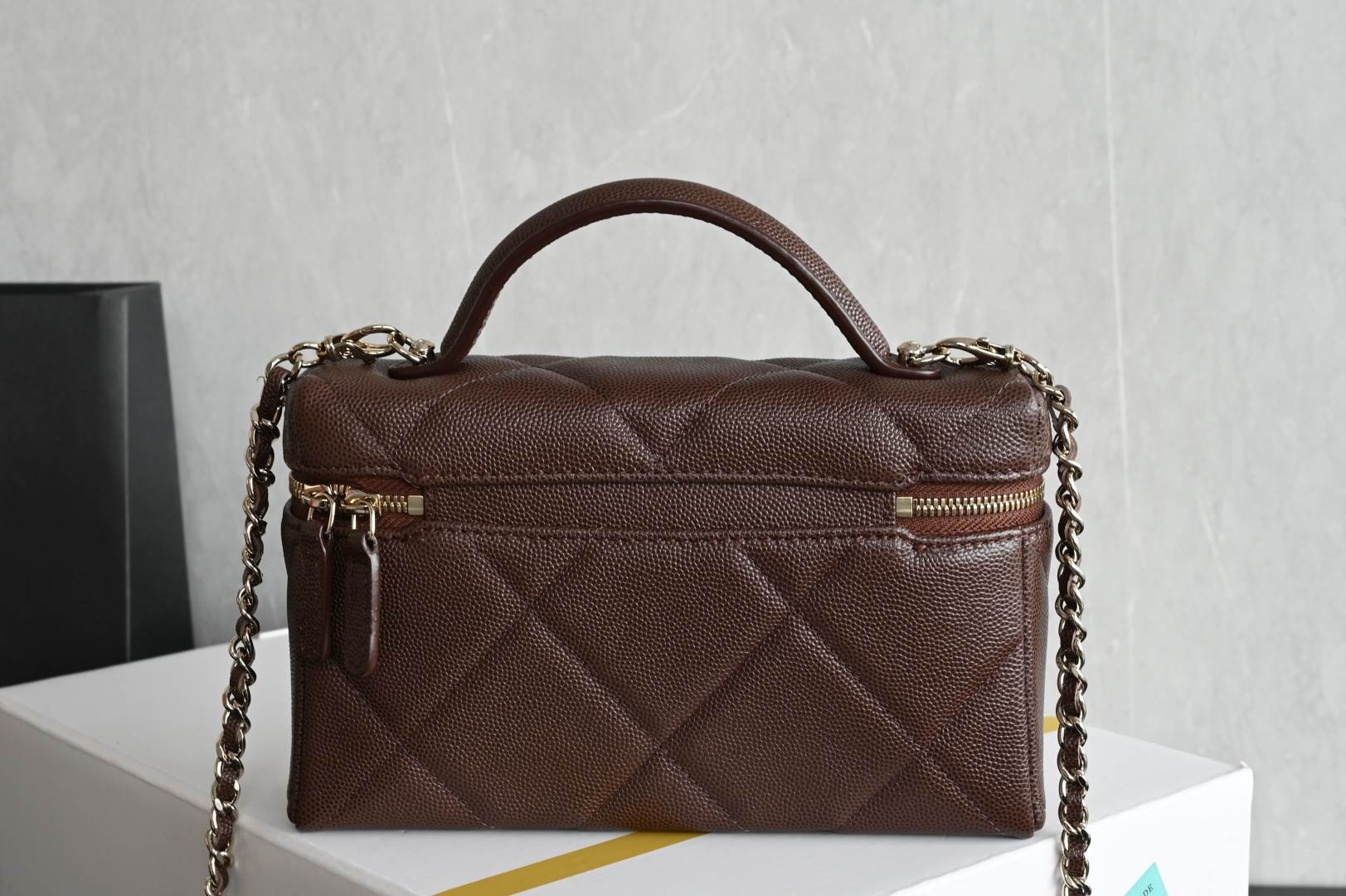 白金版▪️正品级 包装如图全新到货🆕𝗖𝗵𝗮𝗻𝗲𝟭 𝟮𝟱𝗸系列大菱格𝖫𝖯饭盒包♥ 巧克力色专柜售价𝟤𝟪𝟪𝟢