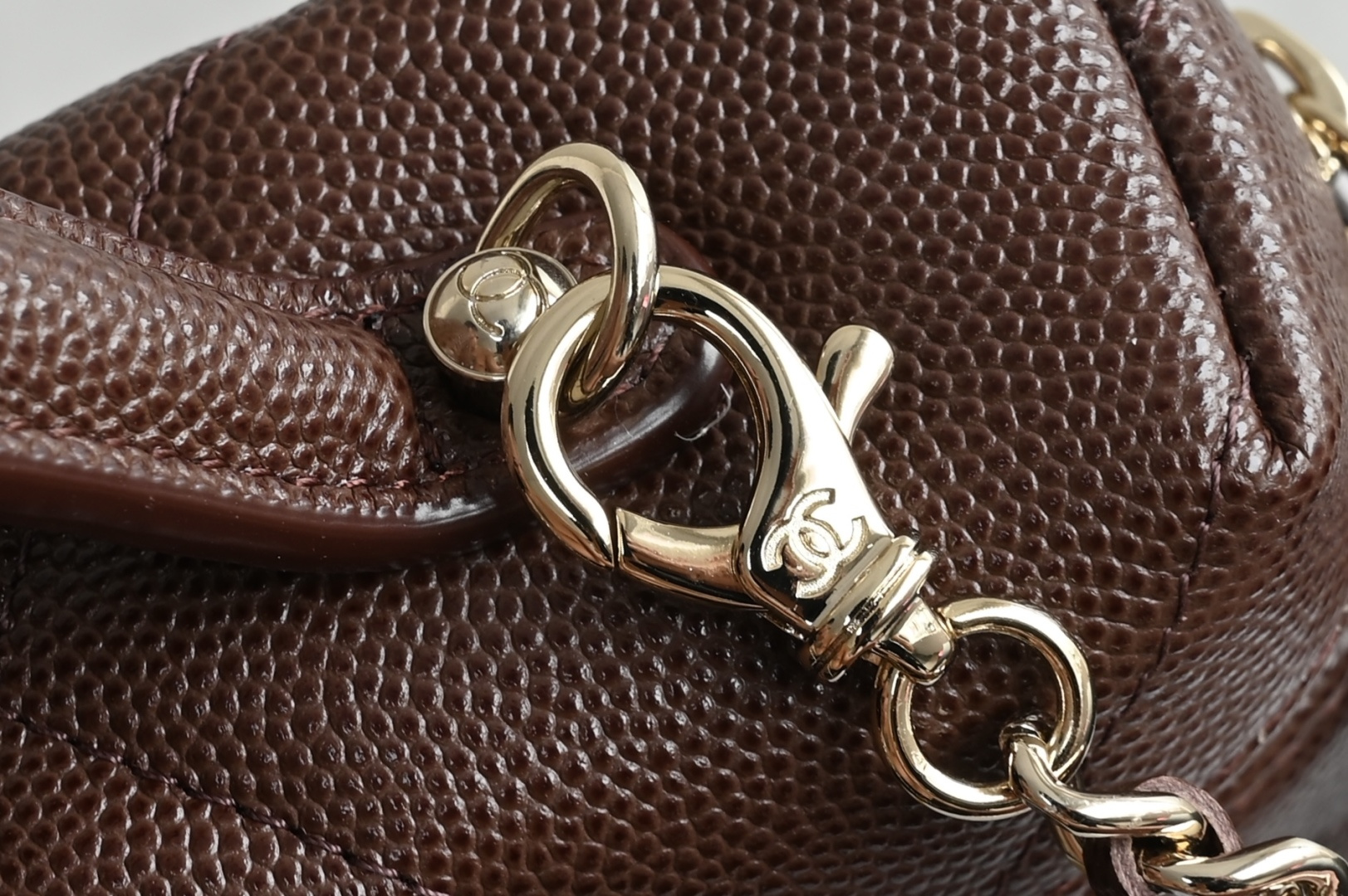 白金版▪️正品级 包装如图全新到货🆕𝗖𝗵𝗮𝗻𝗲𝟭 𝟮𝟱𝗸系列大菱格𝖫𝖯饭盒包♥ 巧克力色专柜售价𝟤𝟪𝟪𝟢