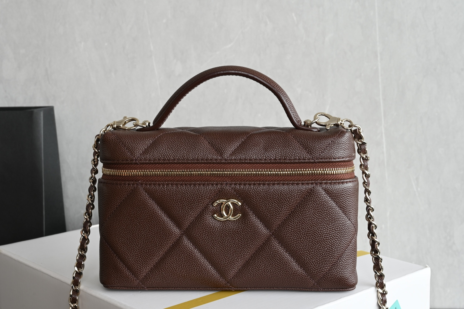 白金版▪️正品级 包装如图全新到货🆕𝗖𝗵𝗮𝗻𝗲𝟭 𝟮𝟱𝗸系列大菱格𝖫𝖯饭盒包♥ 巧克力色专柜售价𝟤𝟪𝟪𝟢