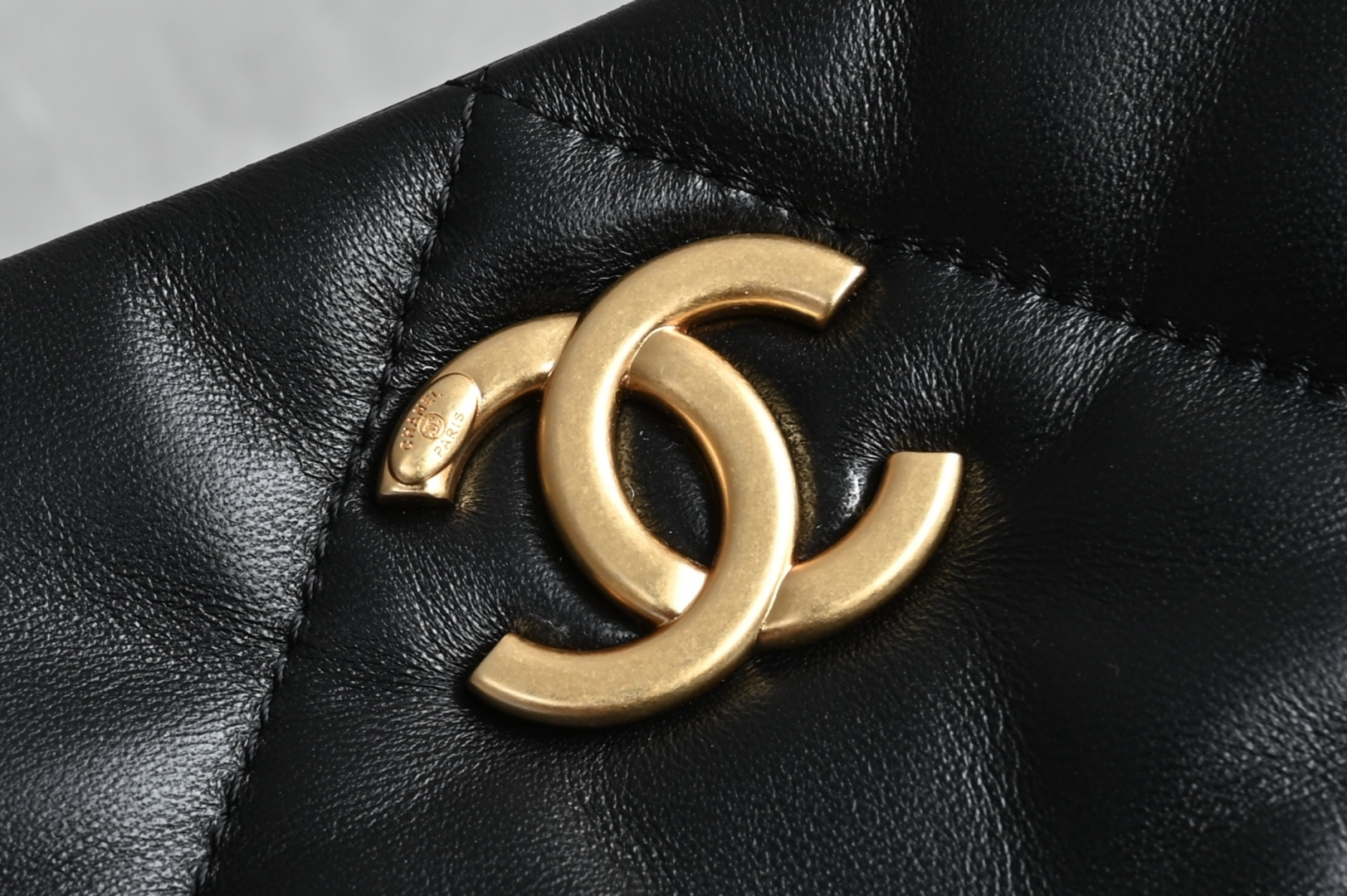 白金版▪️正品级 包装如图全新到货🆕𝗖𝗛𝗔𝗡𝗘𝗟 𝟮𝟱𝙠 𝗵𝗼𝗯𝗼双口袋购物袋 黑色专柜售价𝟧𝟪𝟧𝟢𝟢𝗋