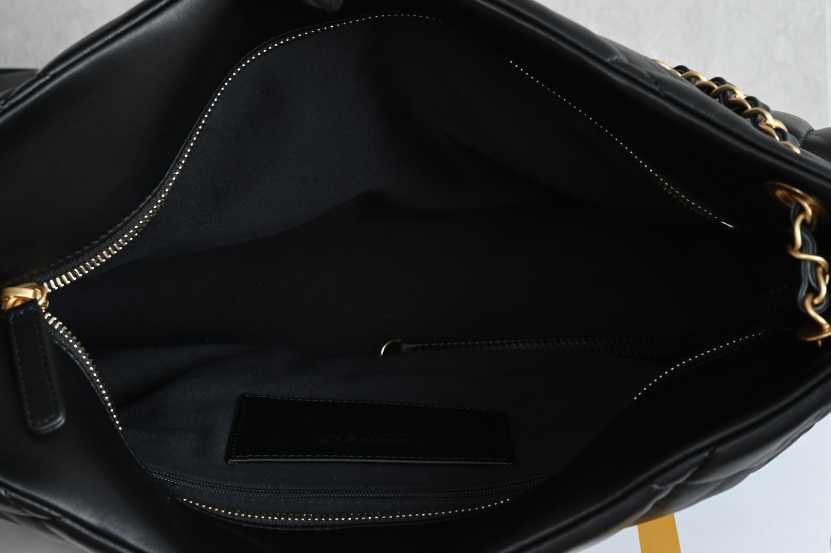 白金版▪️正品级 包装如图全新到货🆕𝗖𝗛𝗔𝗡𝗘𝗟 𝟮𝟱𝙠 𝗵𝗼𝗯𝗼双口袋购物袋 黑色专柜售价𝟧𝟪𝟧𝟢𝟢𝗋