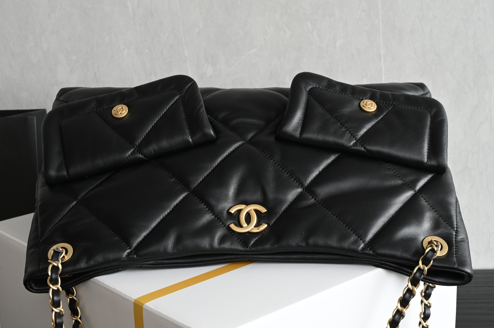 白金版▪️正品级 包装如图全新到货🆕𝗖𝗛𝗔𝗡𝗘𝗟 𝟮𝟱𝙠 𝗵𝗼𝗯𝗼双口袋购物袋 黑色专柜售价𝟧𝟪𝟧𝟢𝟢𝗋