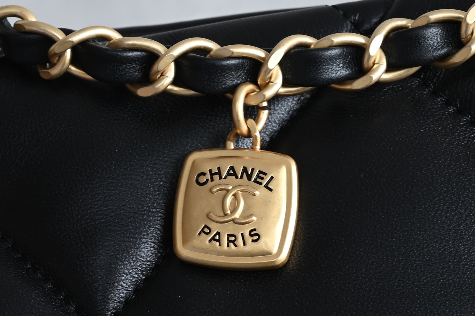 白金版▪️正品级 包装如图全新到货🆕𝗖𝗛𝗔𝗡𝗘𝗟 𝟮𝟱𝙠 𝗵𝗼𝗯𝗼双口袋购物袋 黑色专柜售价𝟧𝟪𝟧𝟢𝟢𝗋