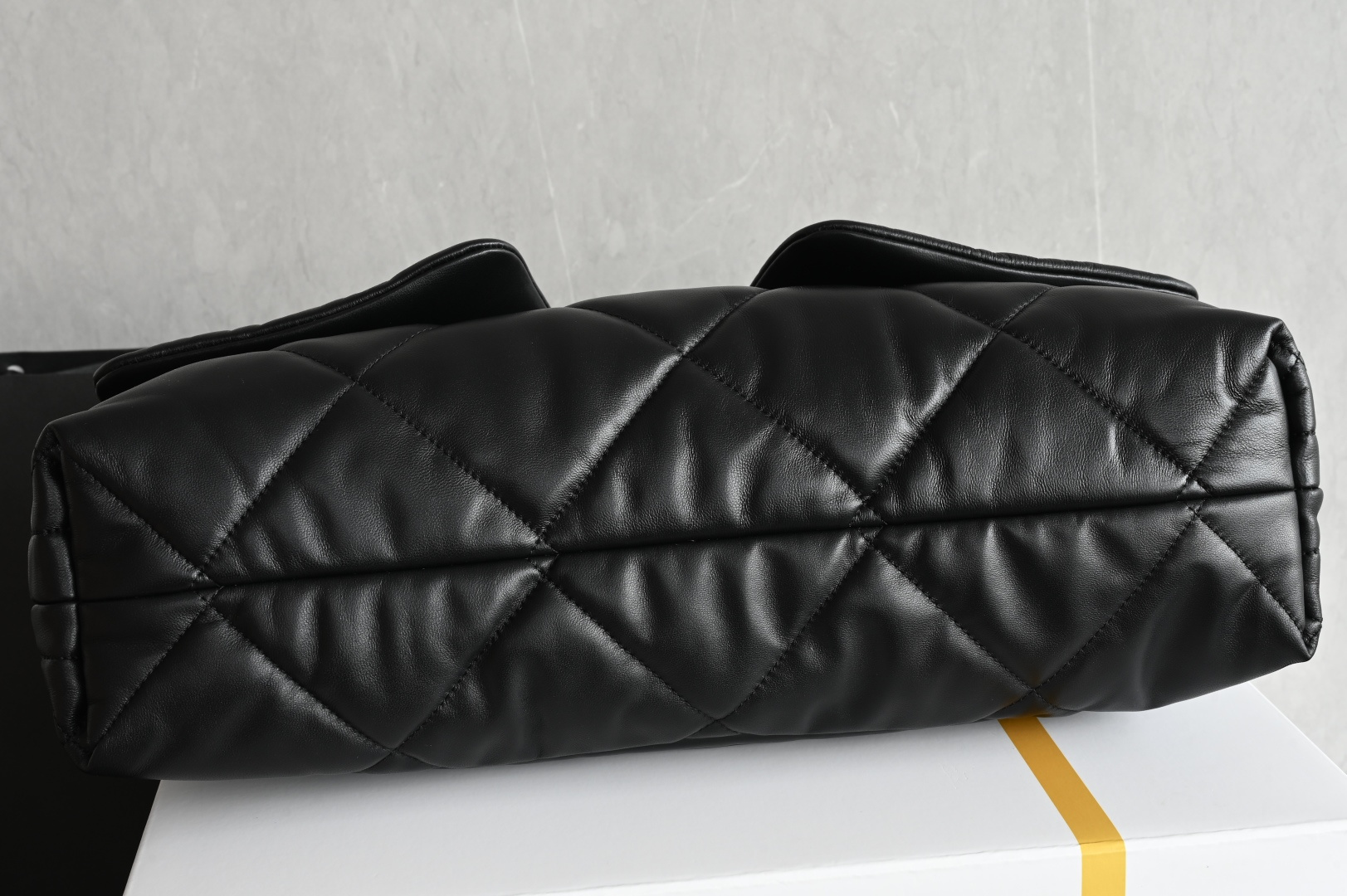 白金版▪️正品级 包装如图全新到货🆕𝗖𝗛𝗔𝗡𝗘𝗟 𝟮𝟱𝙠 𝗵𝗼𝗯𝗼双口袋购物袋 黑色专柜售价𝟧𝟪𝟧𝟢𝟢𝗋