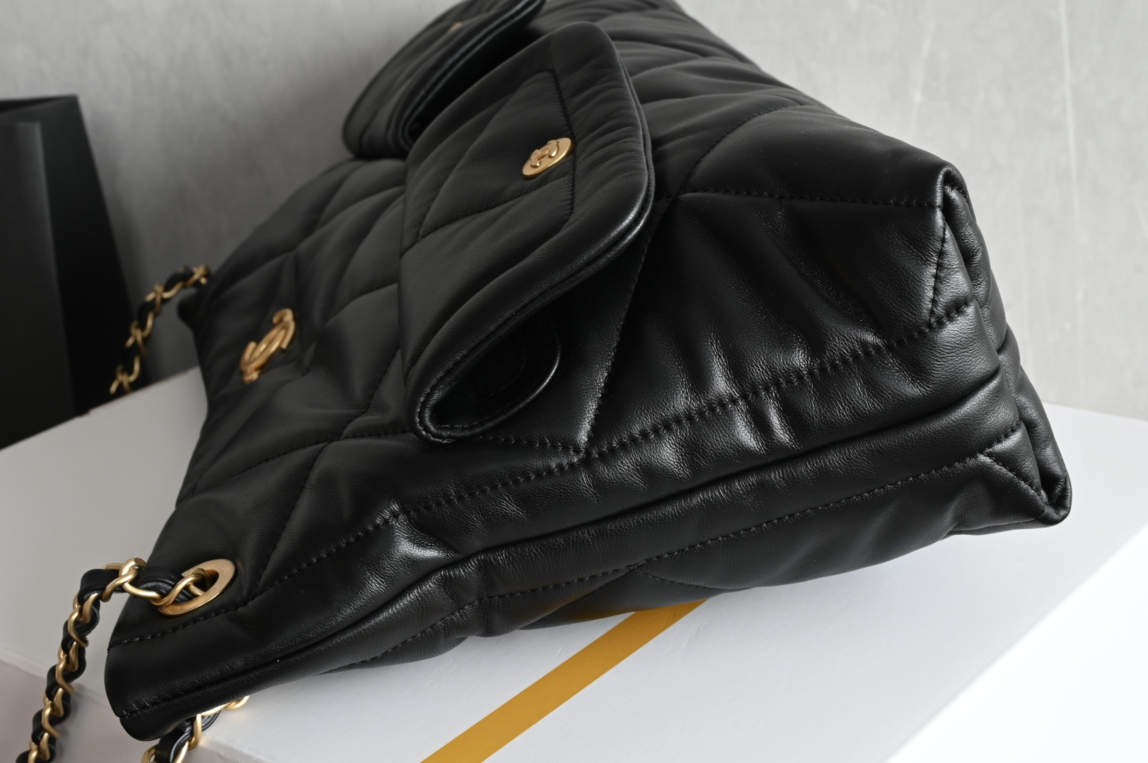 白金版▪️正品级 包装如图全新到货🆕𝗖𝗛𝗔𝗡𝗘𝗟 𝟮𝟱𝙠 𝗵𝗼𝗯𝗼双口袋购物袋 黑色专柜售价𝟧𝟪𝟧𝟢𝟢𝗋