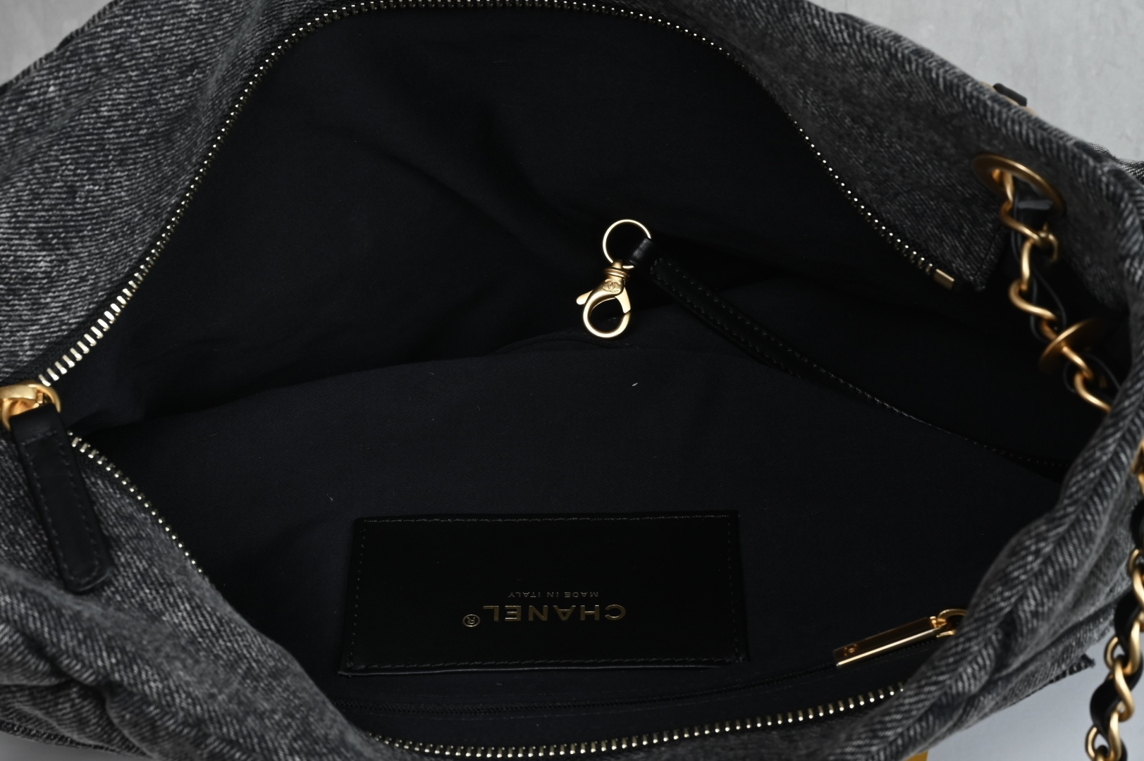 白金版▪️正品级 包装如图全新到货🆕𝗖𝗛𝗔𝗡𝗘𝗟 𝟮𝟱𝙠 𝗵𝗼𝗯𝗼双口袋购物袋 黑色牛仔专柜售价𝟧𝟪𝟧𝟢
