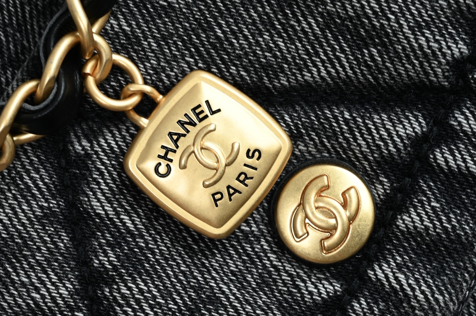 白金版▪️正品级 包装如图全新到货🆕𝗖𝗛𝗔𝗡𝗘𝗟 𝟮𝟱𝙠 𝗵𝗼𝗯𝗼双口袋购物袋 黑色牛仔专柜售价𝟧𝟪𝟧𝟢