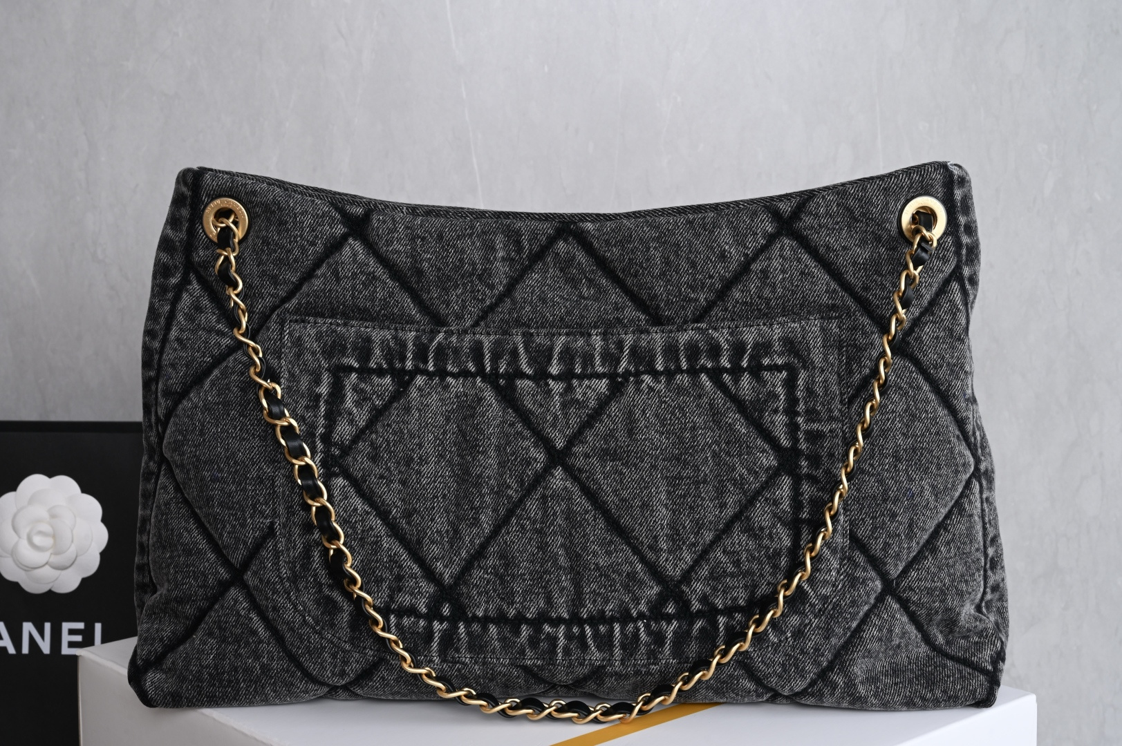 白金版▪️正品级 包装如图全新到货🆕𝗖𝗛𝗔𝗡𝗘𝗟 𝟮𝟱𝙠 𝗵𝗼𝗯𝗼双口袋购物袋 黑色牛仔专柜售价𝟧𝟪𝟧𝟢