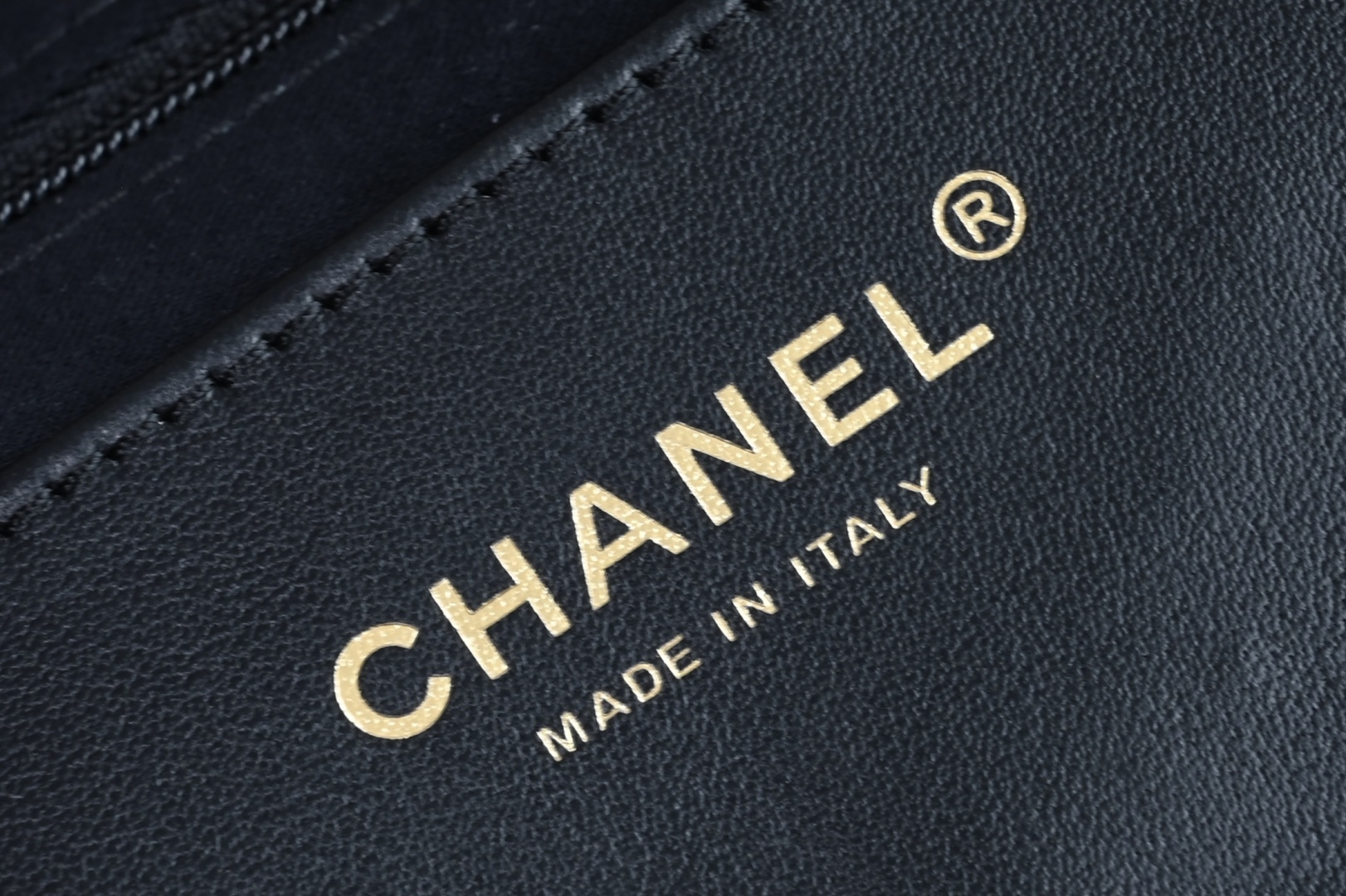 白金版▪️正品级 包装如图全新到货🆕𝗖𝗛𝗔𝗡𝗘𝗟 𝟮𝟱𝙠 𝗵𝗼𝗯𝗼双口袋购物袋 黑色牛仔专柜售价𝟧𝟪𝟧𝟢