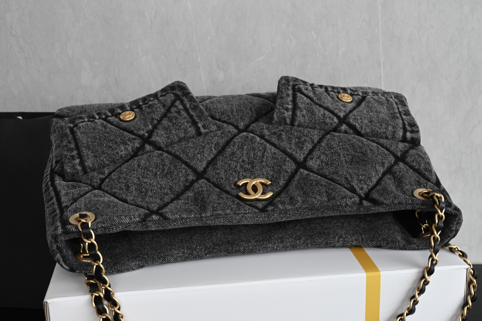 白金版▪️正品级 包装如图全新到货🆕𝗖𝗛𝗔𝗡𝗘𝗟 𝟮𝟱𝙠 𝗵𝗼𝗯𝗼双口袋购物袋 黑色牛仔专柜售价𝟧𝟪𝟧𝟢