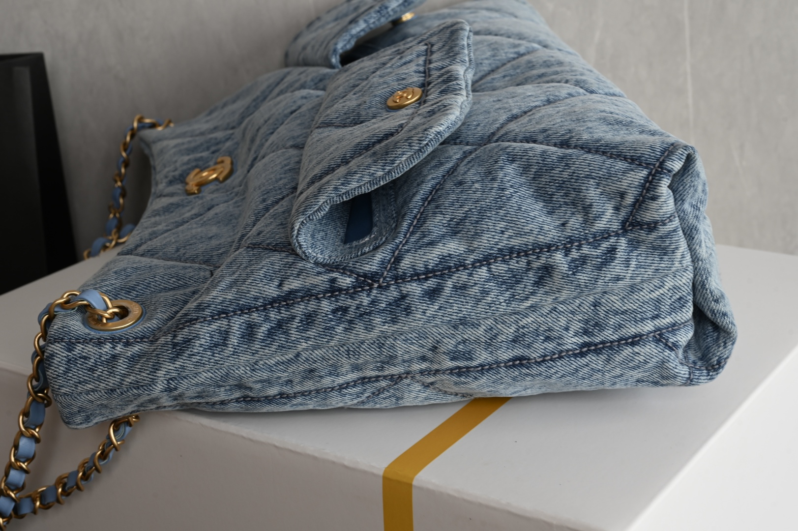 白金版▪️正品级 包装如图全新到货🆕𝗖𝗛𝗔𝗡𝗘𝗟 𝟮𝟱𝙠 𝗵𝗼𝗯𝗼双口袋购物袋 蓝色牛仔专柜售价𝟧𝟪𝟧𝟢