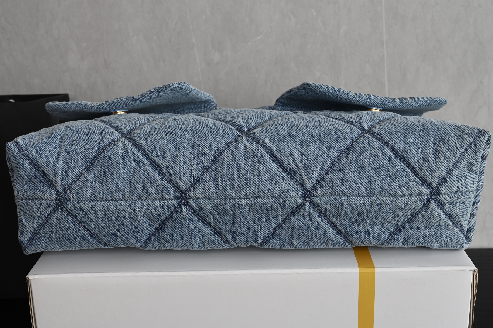 白金版▪️正品级 包装如图全新到货🆕𝗖𝗛𝗔𝗡𝗘𝗟 𝟮𝟱𝙠 𝗵𝗼𝗯𝗼双口袋购物袋 蓝色牛仔专柜售价𝟧𝟪𝟧𝟢