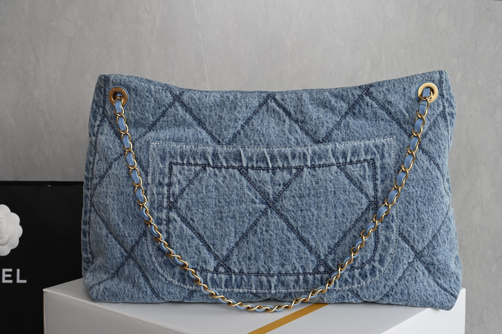 白金版▪️正品级 包装如图全新到货🆕𝗖𝗛𝗔𝗡𝗘𝗟 𝟮𝟱𝙠 𝗵𝗼𝗯𝗼双口袋购物袋 蓝色牛仔专柜售价𝟧𝟪𝟧𝟢