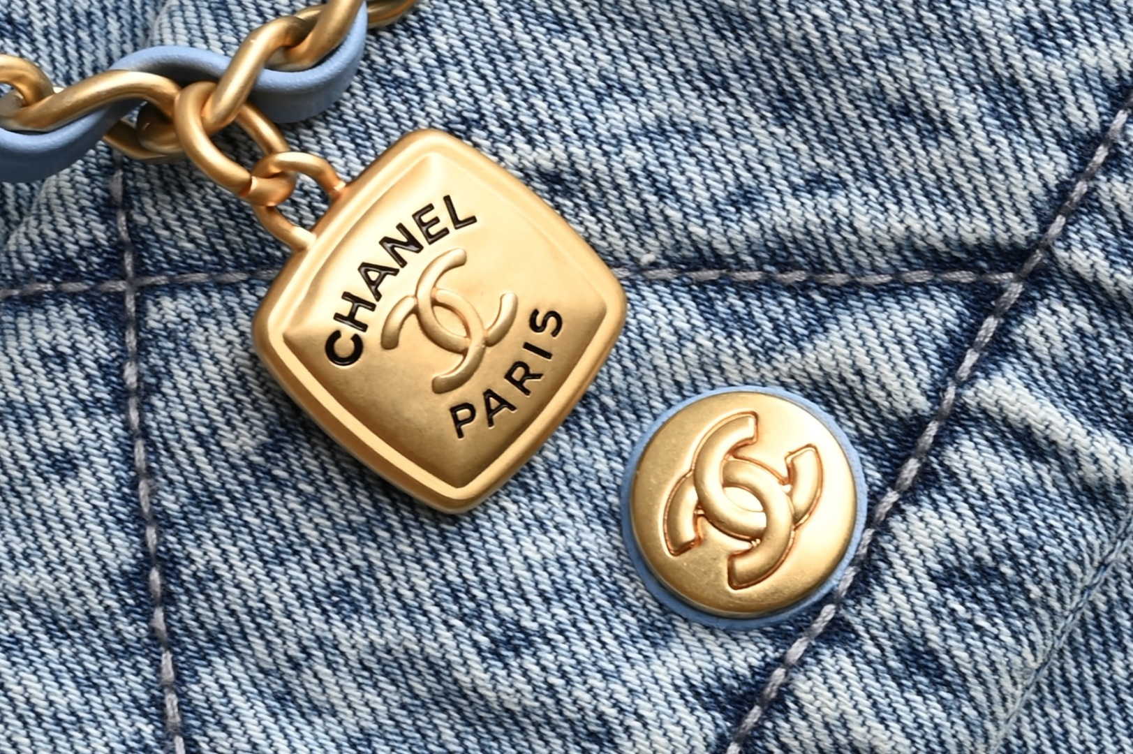 白金版▪️正品级 包装如图全新到货🆕𝗖𝗛𝗔𝗡𝗘𝗟 𝟮𝟱𝙠 𝗵𝗼𝗯𝗼双口袋购物袋 蓝色牛仔专柜售价𝟧𝟪𝟧𝟢