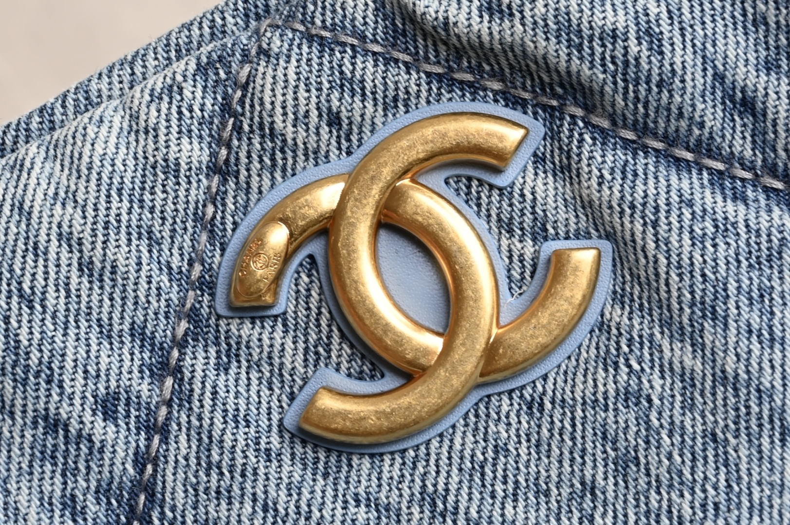 白金版▪️正品级 包装如图全新到货🆕𝗖𝗛𝗔𝗡𝗘𝗟 𝟮𝟱𝙠 𝗵𝗼𝗯𝗼双口袋购物袋 蓝色牛仔专柜售价𝟧𝟪𝟧𝟢