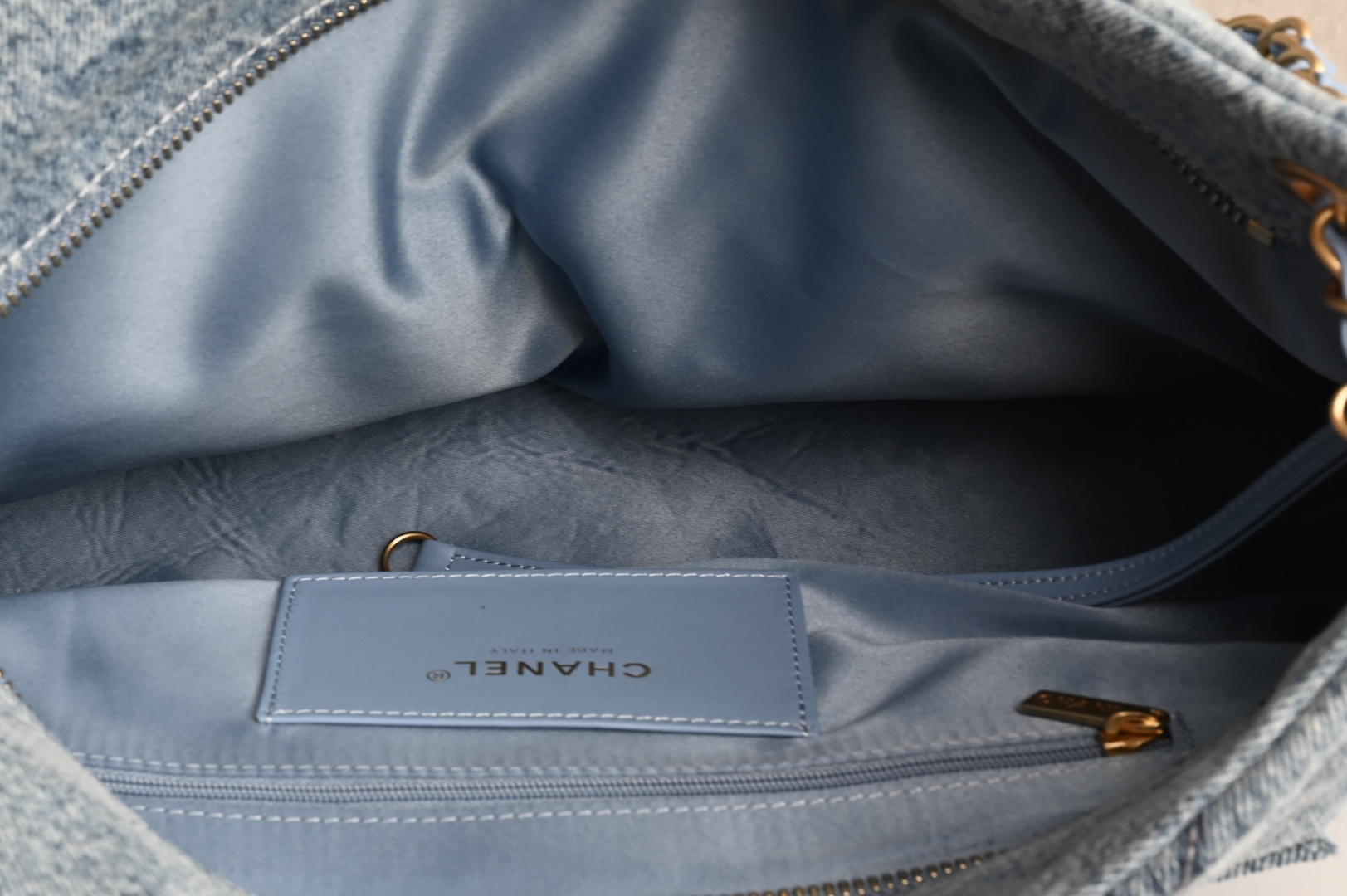 白金版▪️正品级 包装如图全新到货🆕𝗖𝗛𝗔𝗡𝗘𝗟 𝟮𝟱𝙠 𝗵𝗼𝗯𝗼双口袋购物袋 蓝色牛仔专柜售价𝟧𝟪𝟧𝟢