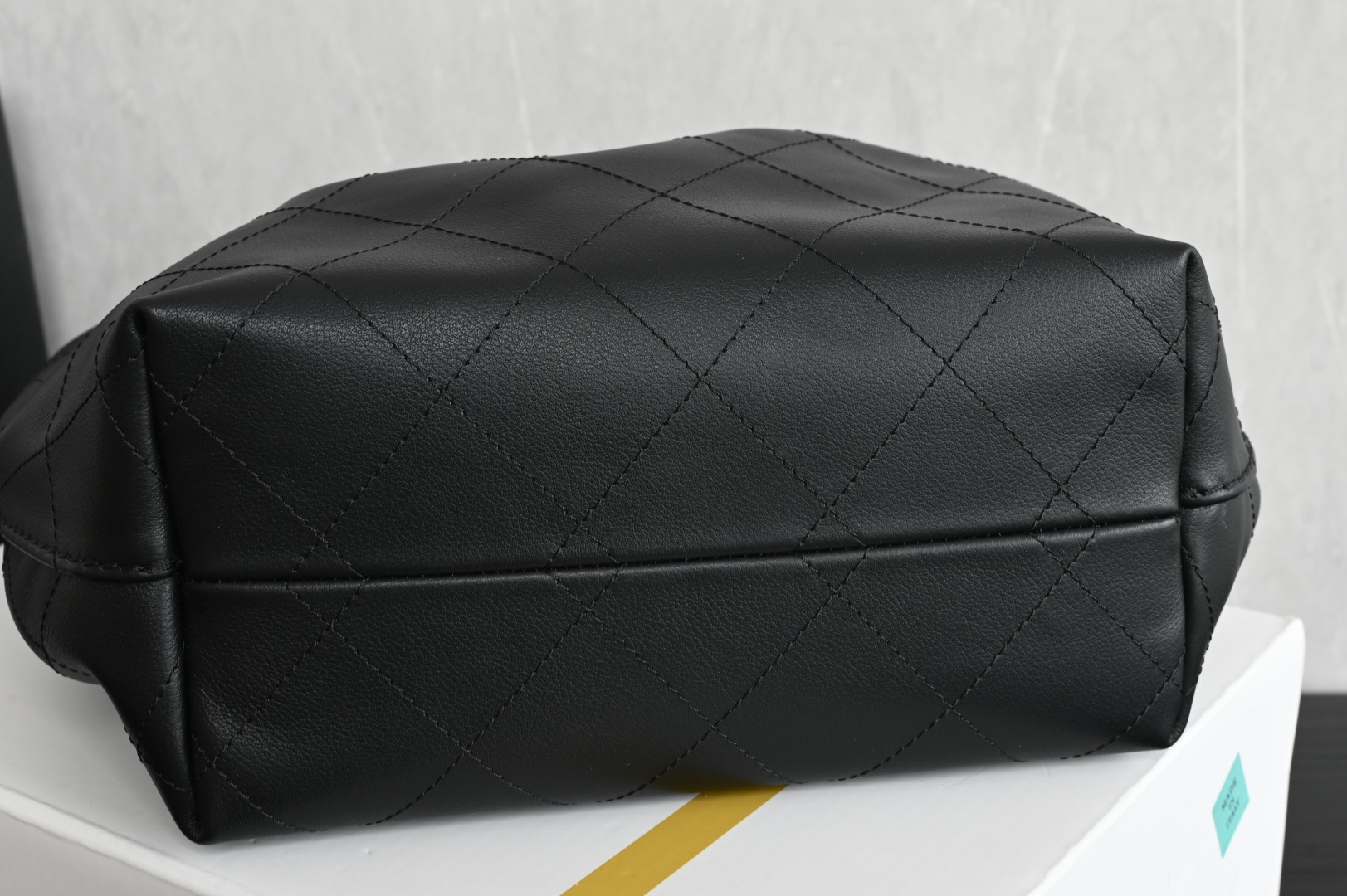 白金版▪️正品级 包装如图全新到货🆕𝗖𝗛𝗔𝗡𝗘𝗟 𝟮𝟲𝗰早春系列𝖫𝖺𝗋𝗀𝖾 𝗁𝗈𝖻𝗈嬉皮小号专柜售价𝟦𝟩