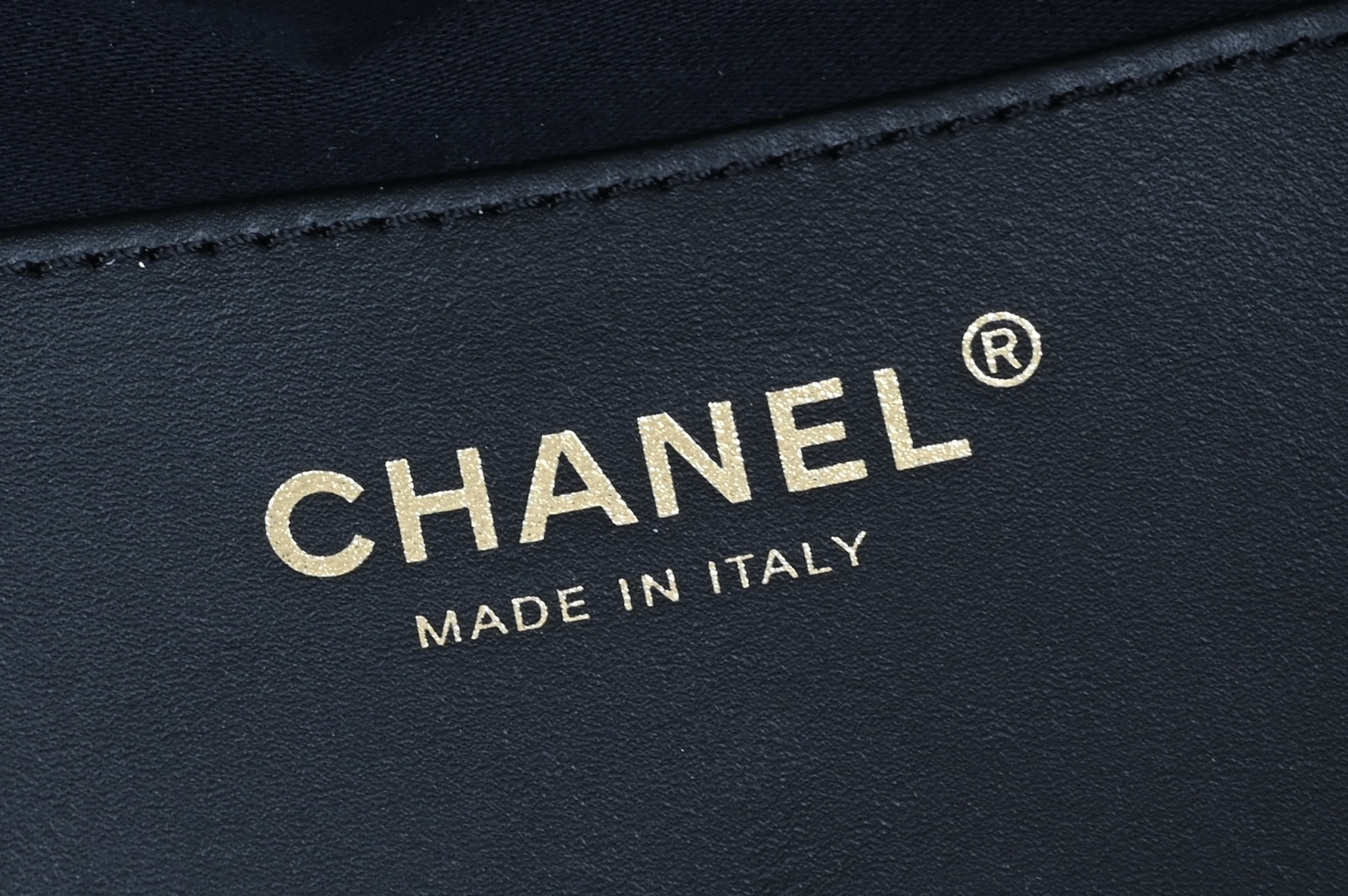 白金版▪️正品级 包装如图全新到货🆕𝗖𝗛𝗔𝗡𝗘𝗟 𝟮𝟲𝗰早春系列𝖫𝖺𝗋𝗀𝖾 𝗁𝗈𝖻𝗈嬉皮小号专柜售价𝟦𝟩