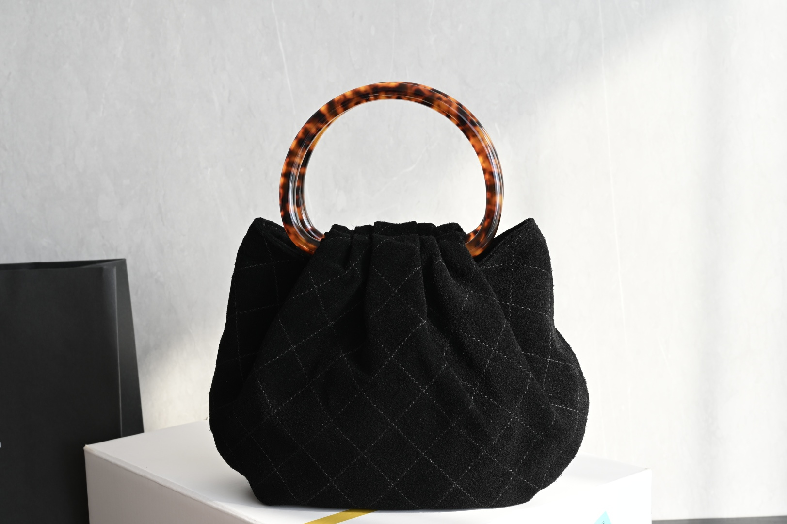 白金版▪️正品级 包装如图全新到货🆕𝗖𝗵𝗮𝗻𝗲𝟭 𝟐𝟔𝐂 𝟮𝟲𝗰 玳瑁元宝麂皮包 小号黑色专柜售价𝟦𝟣𝟫