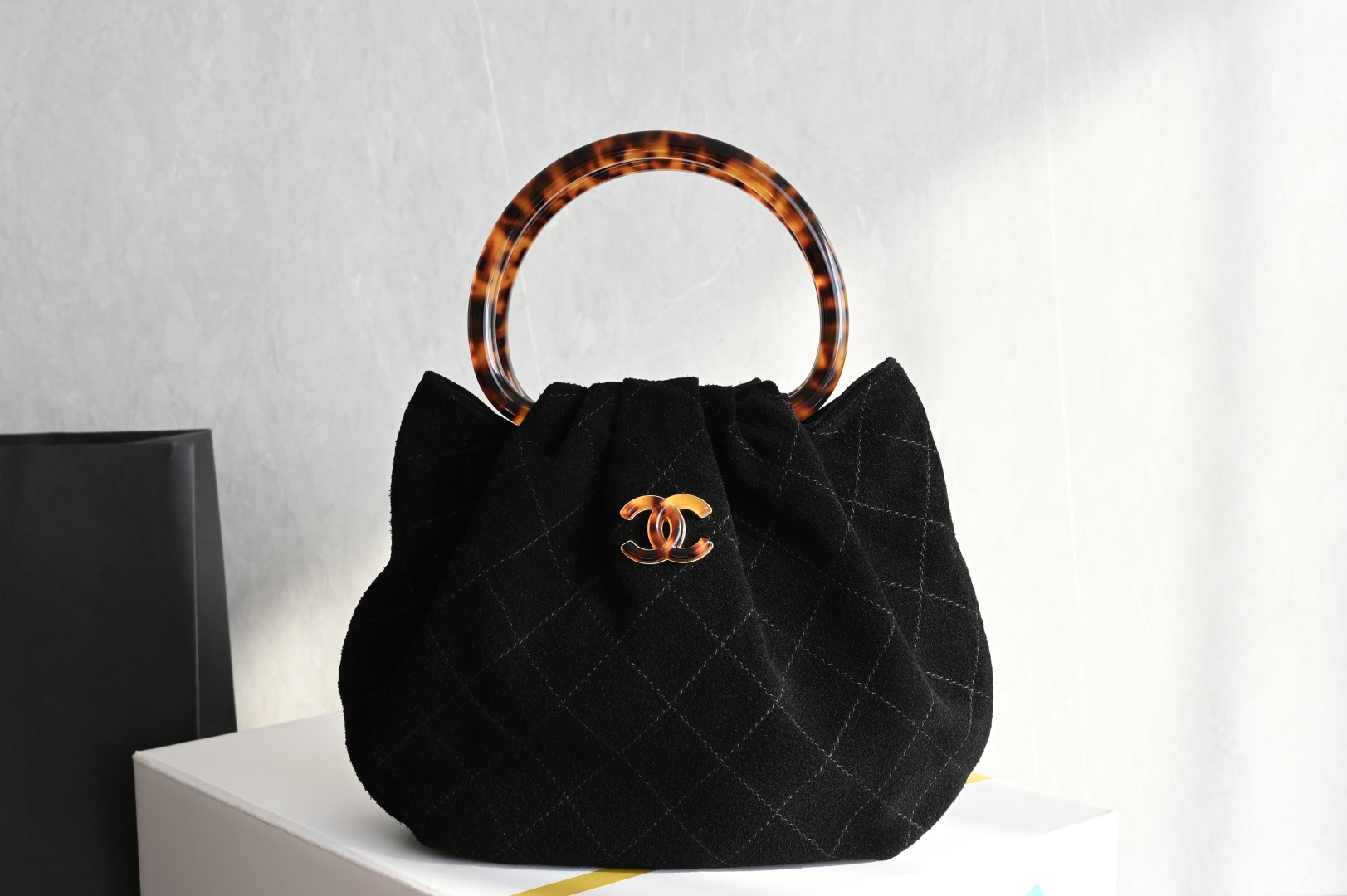 白金版▪️正品级 包装如图全新到货🆕𝗖𝗵𝗮𝗻𝗲𝟭 𝟐𝟔𝐂 𝟮𝟲𝗰 玳瑁元宝麂皮包 小号黑色专柜售价𝟦𝟣𝟫