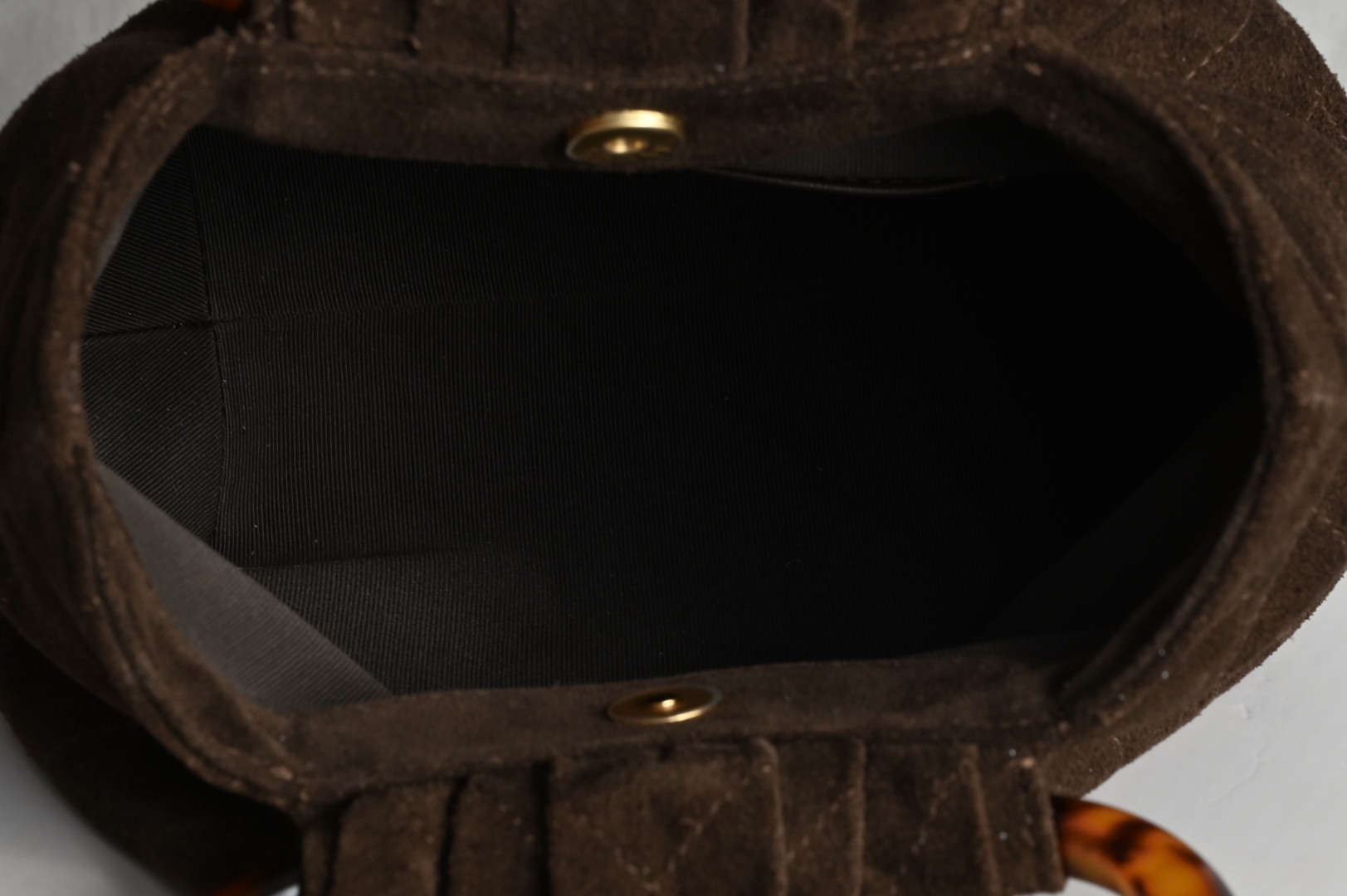 白金版▪️正品级 包装如图全新到货🆕𝗖𝗵𝗮𝗻𝗲𝟭 𝟐𝟔𝐂 𝟮𝟲𝗰 玳瑁元宝麂皮包 小号咖啡色专柜售价𝟦𝟣