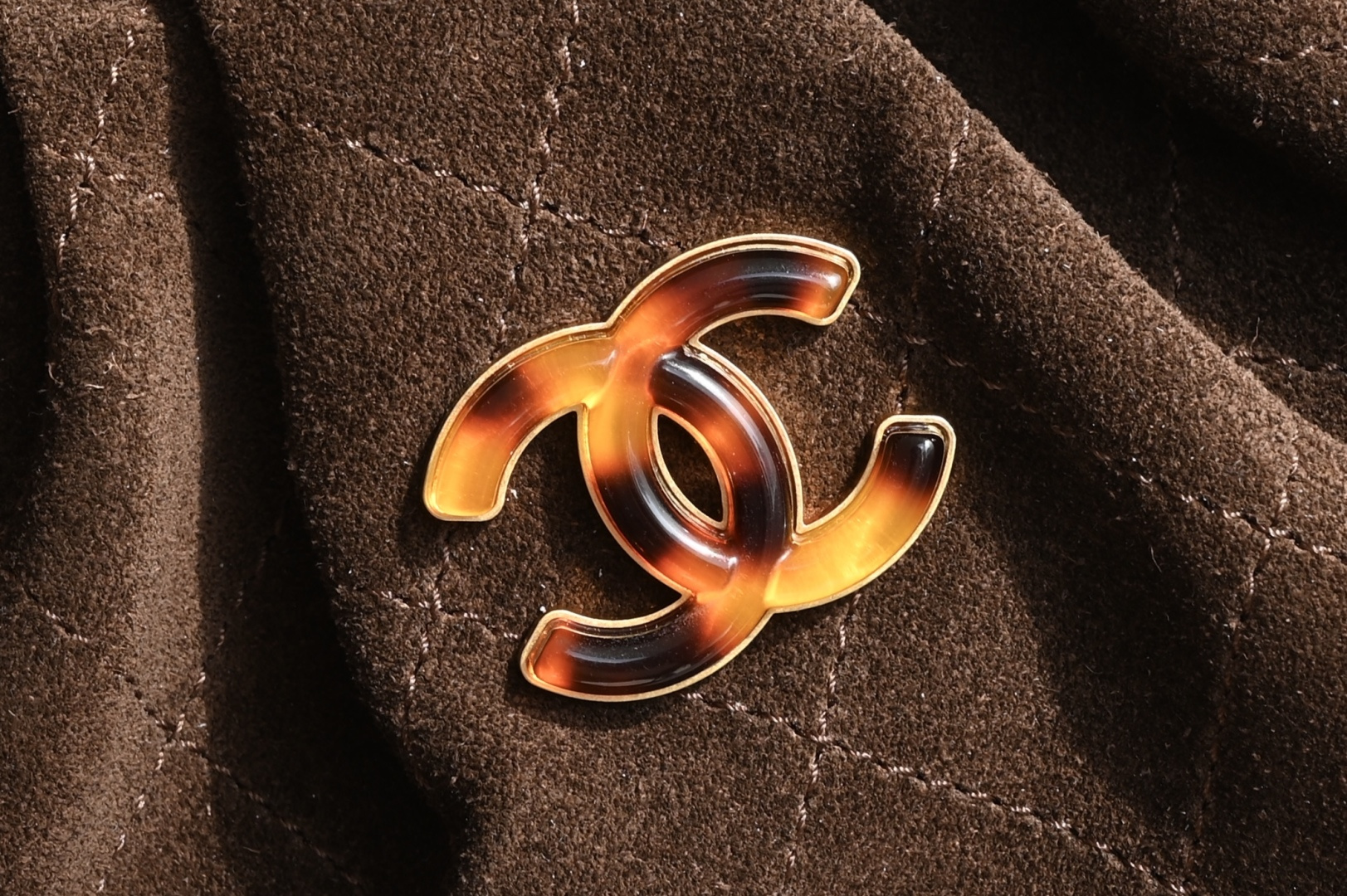 白金版▪️正品级 包装如图全新到货🆕𝗖𝗵𝗮𝗻𝗲𝟭 𝟐𝟔𝐂 𝟮𝟲𝗰 玳瑁元宝麂皮包 小号咖啡色专柜售价𝟦𝟣