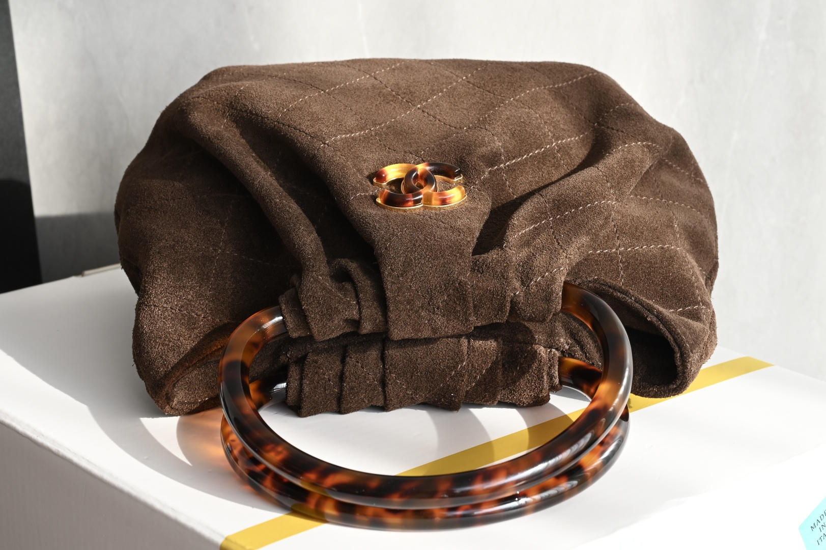 白金版▪️正品级 包装如图全新到货🆕𝗖𝗵𝗮𝗻𝗲𝟭 𝟐𝟔𝐂 𝟮𝟲𝗰 玳瑁元宝麂皮包 小号咖啡色专柜售价𝟦𝟣