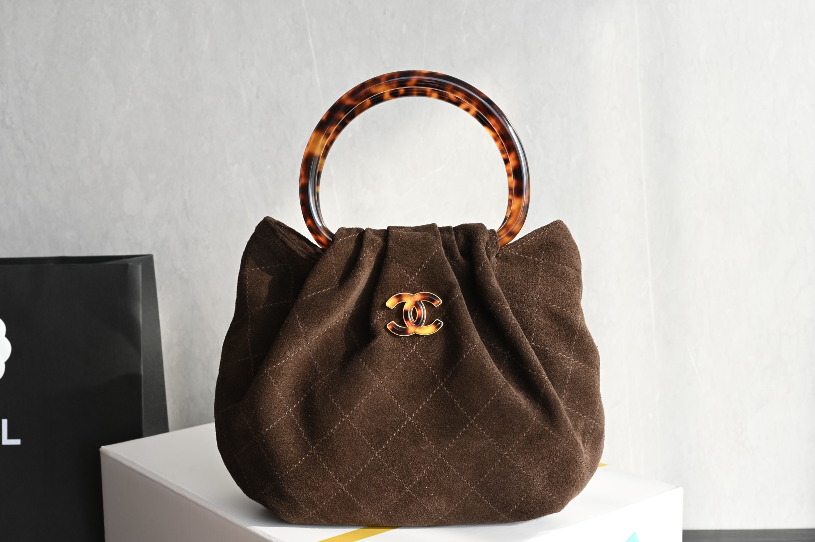 白金版▪️正品级 包装如图全新到货🆕𝗖𝗵𝗮𝗻𝗲𝟭 𝟐𝟔𝐂 𝟮𝟲𝗰 玳瑁元宝麂皮包 小号咖啡色专柜售价𝟦𝟣