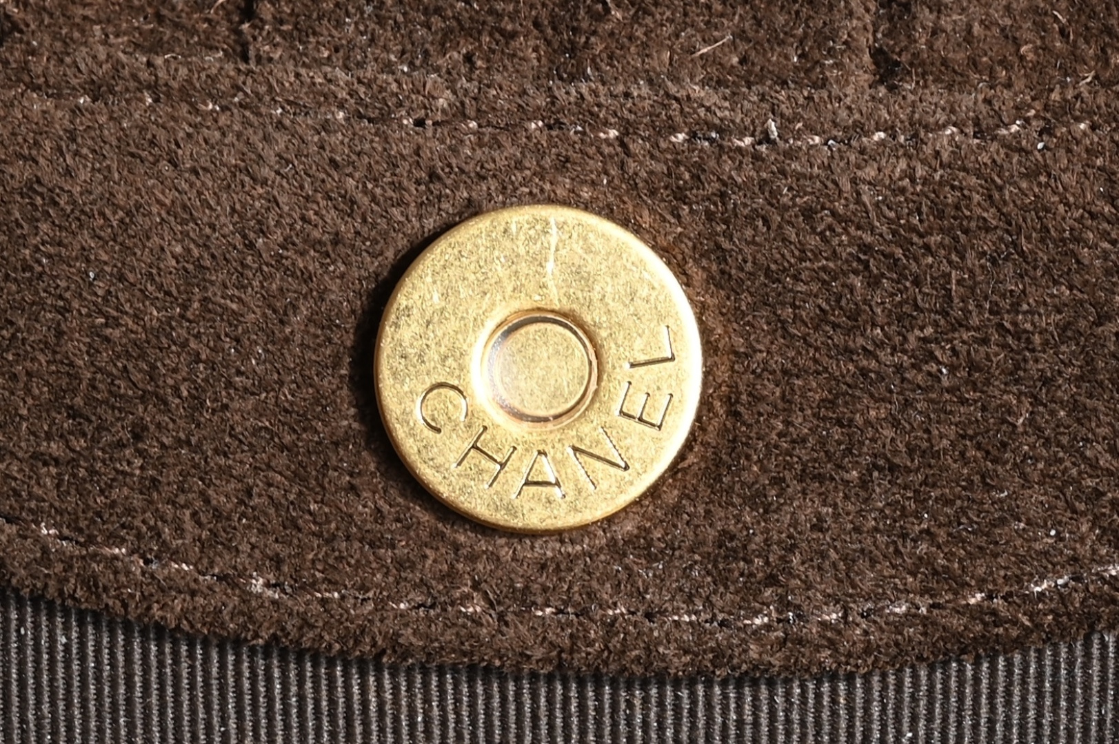 白金版▪️正品级 包装如图全新到货🆕𝗖𝗵𝗮𝗻𝗲𝟭 𝟐𝟔𝐂 𝟮𝟲𝗰 玳瑁元宝麂皮包 小号咖啡色专柜售价𝟦𝟣