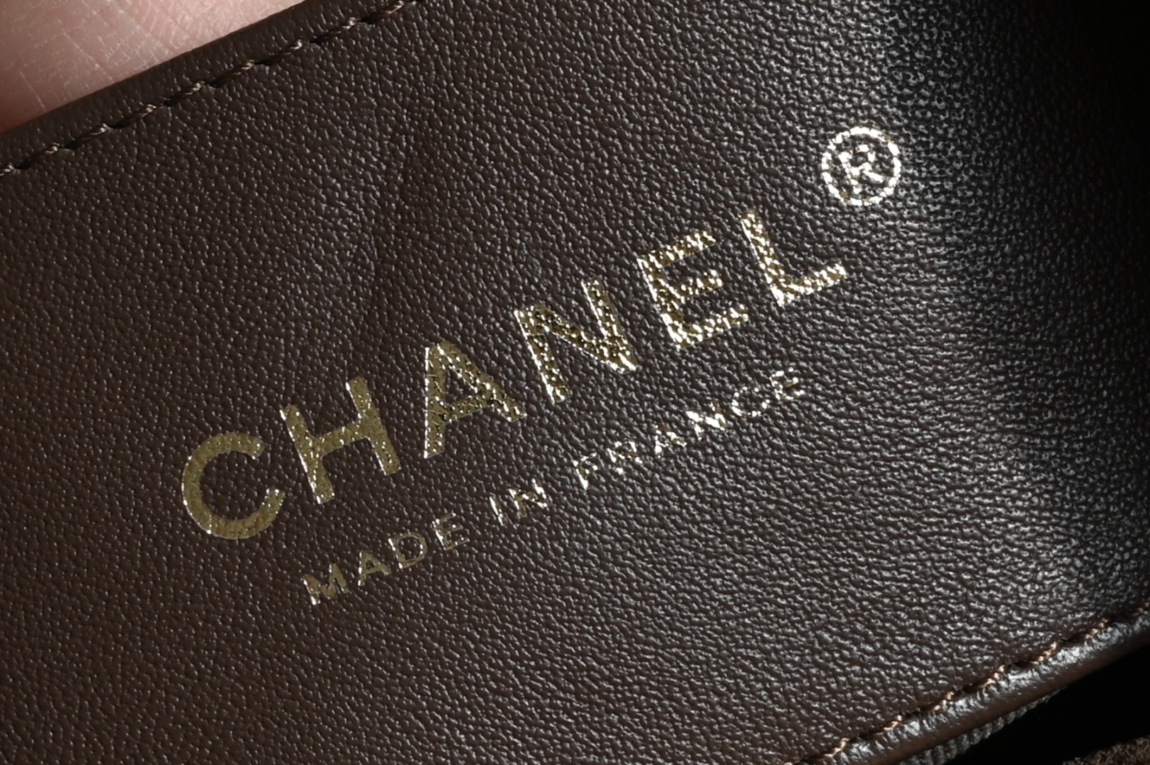白金版▪️正品级 包装如图全新到货🆕𝗖𝗵𝗮𝗻𝗲𝟭 𝟐𝟔𝐂 𝟮𝟲𝗰 玳瑁元宝麂皮包 小号咖啡色专柜售价𝟦𝟣