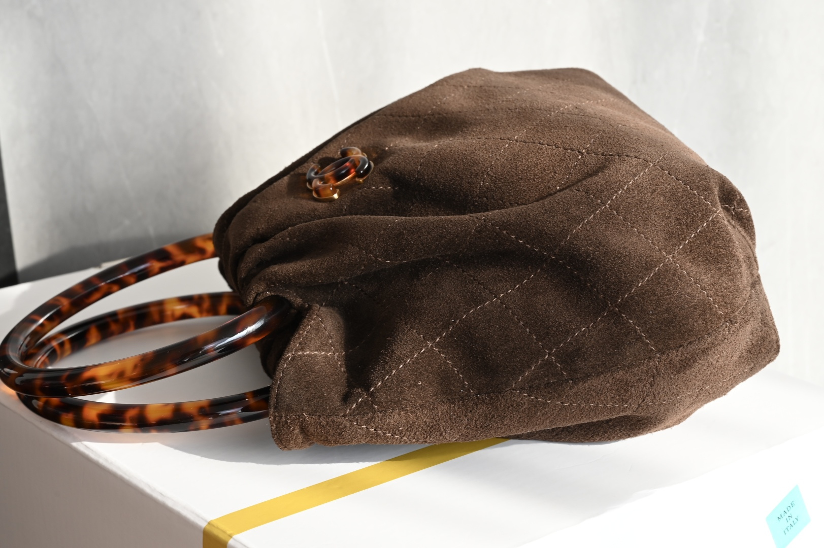 白金版▪️正品级 包装如图全新到货🆕𝗖𝗵𝗮𝗻𝗲𝟭 𝟐𝟔𝐂 𝟮𝟲𝗰 玳瑁元宝麂皮包 小号咖啡色专柜售价𝟦𝟣