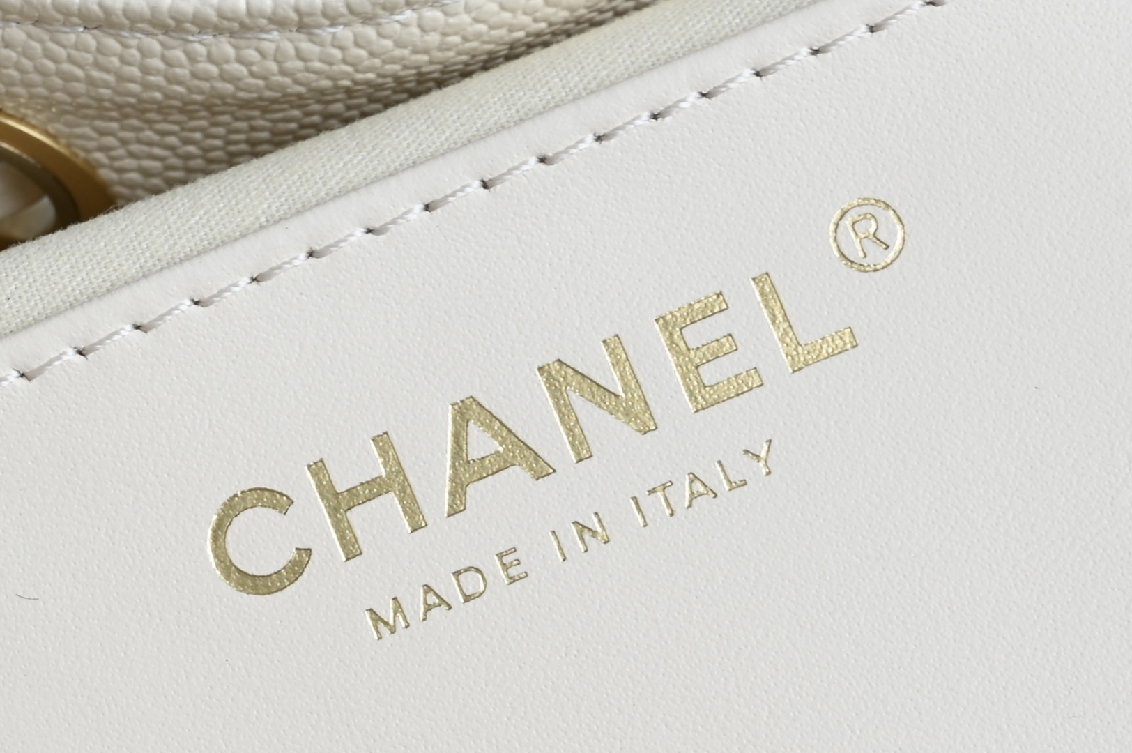 白金版▪️正品级 包装如图全新到货🆕𝗖𝗛𝗔𝗡𝗘* 𝟮𝟲𝗖 系列𝟤𝟧𝖬𝗂𝗇𝗂𝖧𝖺𝗇𝖽𝖡𝖺𝗀球纹米色 专柜售